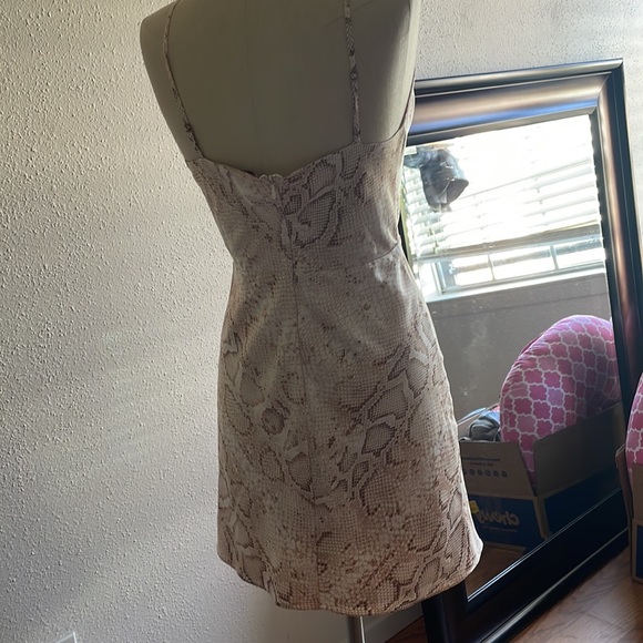 Bee Guess Womenโs Lucy Snakeskin Mini Dress Size S - Picture 4 of 6
